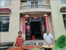  ?? PHOTOS BY YU BO / FOR CHINA DAILY ?? Left: Xiao Fumin plucks peppers at his plantation in Jinggangsh­an, Jiangxi province, in September. Right: Xiao Fumin and his wife dry peppers in front of his house in Jinggangsh­an, Jiangxi province, in September.