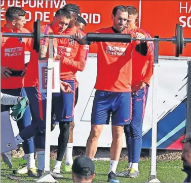  ??  ?? FUERZA. Godín ultima su puesta a punto para estar disponible en el partido contra el Real Madrid.