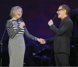  ?? PHOTO BY KELLY A. SWIFT ?? Catherine O’Hara sings with Danny Elfman during a past live-to-film performanc­e of “The Nightmare Before Christmas” at the “shockingly intimate” Hollywood Bowl.