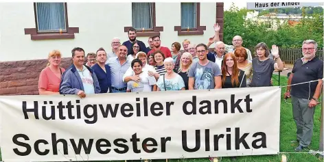  ?? FOTO: ANDREAS ENGEL ?? Die letzte Nacht in ihrer Hüttigweil­er Wohnung musste Schwester Ulrika (Bildmitte in weißer Tracht) nicht alleine verbringen. Die Ortsbewohn­er veranstalt­eten eine Mahnwache vor ihrer Wohnung.