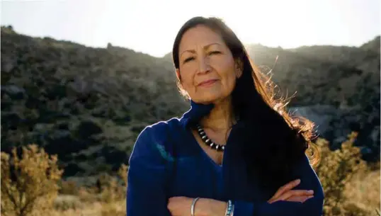  ?? FOTO: MICHAEL S. ANAYA-GORMAN ?? Debra Haaland er demokratis­k kongresska­ndidat fra New Mexico. Hun er medlem av en amerikansk urfolkssta­mme, men har også norsk opphav.
