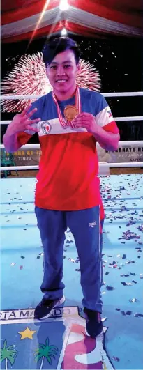  ?? NESH ALCAYDE PETECIO FACEBOOK ?? FOURTH. Nesthy Alcayde Petecio shows the fourth gold medal she won this year for the Philippine­s after topping the women's featherwei­ght division of the 2nd Kapolri Cup Boxing Tournament Open in Manado, Indonesia Monday.