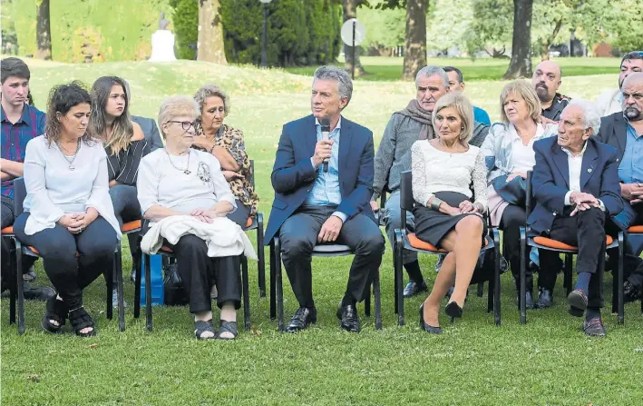  ?? MARCELO CARROLL ?? Recuerdo. El presidente Mauricio Macri ayer junto a los familiares de los 90 soldados enterrados en el cementerio de Darwin. Encabezó un homenaje en Olivos.