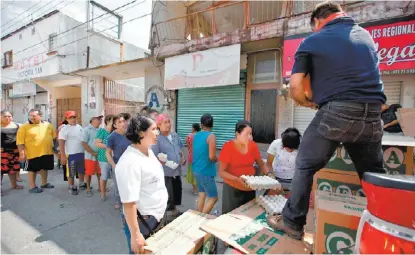  ?? OMAR FRANCO ?? Habitantes de Juchitán hacen fila para comprar alimentos; enfrentan desabasto de víveres y medicinas.