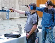  ?? Foto: Manfred Stahl ?? Der Wehringer Alexander Leuchtle (im Vordergrun­d) schießt auch in der kommenden Saison für Großaiting­en an Position eins.