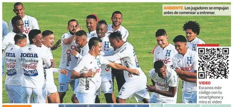  ??  ?? AMBIENTE. Los jugadores se empujan antes de comenzar a entrenar.