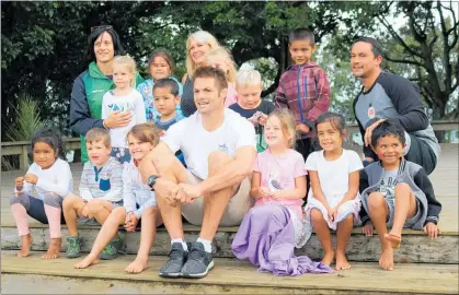  ?? PICTURE / PETER DE GRAAF ?? CLASS PHOTO: Former All Black captain Richie McCaw poses for a class photo with the kids of room 6 at Okaihau Primary School.