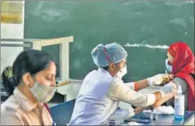  ?? RAJ K RAJ /HT PHOTO ?? A health worker administer­s the Covid-19 vaccine to a beneficiar­y in New Delhi.