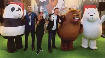  ??  ?? DUA dari kiri, Raymond, Fui Yen dan Ong bersama maskot siri animasi We Bare Bears pada majlis pelancaran kedai pop-up di TGV Sunway Velocity, Cheras.