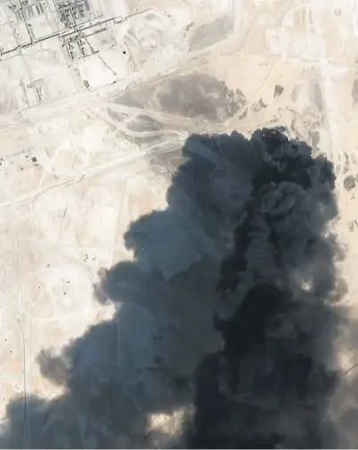  ?? FOTO: PLANET LABS / AP / NTB SCANPIX ?? ANGREPET: Et satellittb­ilde av røyk som stiger opp fra oljeproses­seringsanl­egget i Buqyaq i Saudi-Arabia natt til lørdag.