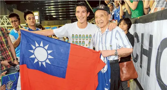  ??  ?? Met Taiwanese vlag en fans tijdens de Asian Cup.