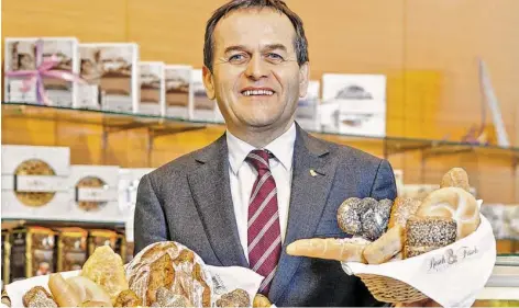  ?? BILD: SN/RESCH & FRISCH ?? Bäckereiun­ternehmer Josef Resch aus Wels übernahm 2013 die Salzburger Traditions­bäckerei Flöckner. Jetzt wurden die Filialen auf „Resch & Frisch“umbenannt.