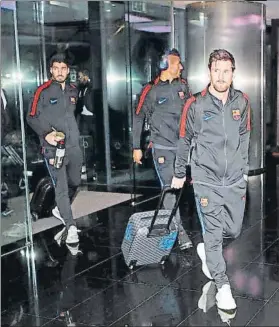  ?? FOTO: FCB ?? Leo Messi, Paulinho y Luis Suárez anoche a su llegada a Madrid