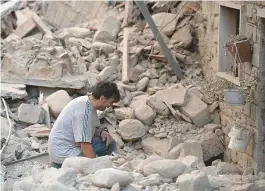  ??  ?? Um sobreviven­te chora em frente a sua casa destruída pelo tremor