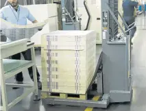  ??  ?? LA INDUSTRIA DE PAPEL produjo 1,2 millones de toneladas, de las cuales 49%, se destinaron a la fabricació­n de empaques y 32% para imprenta y escritura.