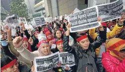  ??  ?? Hard work: Indonesian domestic workers in Hong Kong protest last week against the torture of a maid and called for greater labour protection­s.