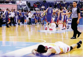  ?? (Rio Deluvio) ?? Magnolia players celebrate a made basket while Javee Mocon of Rain or Shine grimaces in pain after getting hurt during the previous play in Tuesday’s PBA Philippine Cup semifinals at the Smart Araneta Coliseum. Magnolia won, 85-74, to cut Rain or Shine’s lead to 2-1.