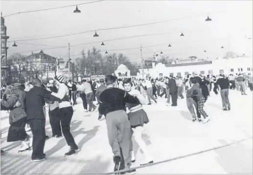  ?? [ WEV, Susanne Hoffmann ] ?? Bis in die 1960er war das Rundtanzen beim Eislaufver­ein sehr populär (Bild aus 1956). Die Zahl der Hobby-Eistänzer ist heute wieder am Steigen.