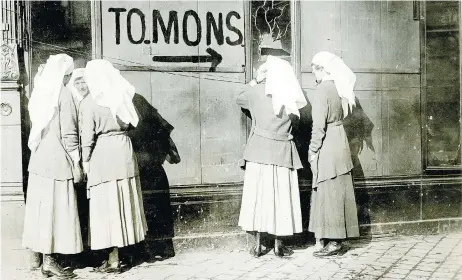  ?? GEORGE METCALF ARCHIVAL COLLECTION / CANADIAN WAR MUSEUM ?? Canadian nurses in November 1918 in Valencienn­es, France, where soldiers of the 28th Northwest Battalion of the Canadian Corps were billeted.