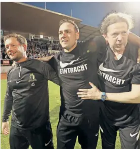  ?? FOTO: SEBASTIAN SCHWARZ ?? Das SVE-Trainertea­m liegt sich in den Armen (von links): Co-Trainer Jan Stoffels, Chefcoach Thomas Klasen und Torwart-Trainer Jochen Pfaff.