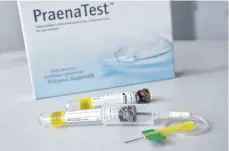  ?? FOTO: TOBIAS KLEINSCHMI­DT/DPA ?? Der umstritten­e, sogenannte Praena-test soll mittels einer vorgeburtl­ichen Blutentnah­me, ohne Eingriff in den Mutterleib, Aufschluss über eine mögliche Erkrankung des Kindes an Trisomie 21 geben.