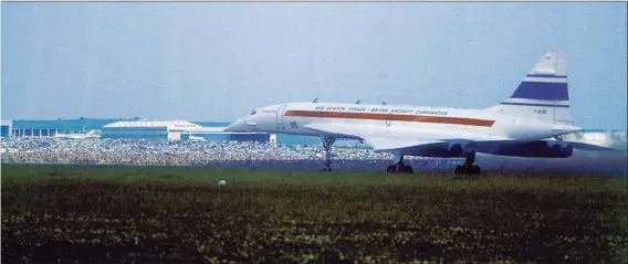  ?? ASSOCIATIO­N AIRITAGE ?? Le 1er octobre 1969, Concorde passe Mach 1 pour la première fois. Le journal Échos de Sud Aviation publie la photo du 001 avec sur le nez la pancarte marquant l’événement.Le Salon du Bourget de 1969 permit la présentati­on des Concorde 001 (photo) et 002 au grand public.