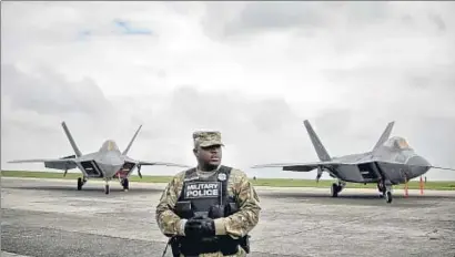  ?? ANDREEA ALEXANDRU / AP ?? Un soldado estadounid­ense, de guardia ante los dos F-22 en la base de Mihail Kogalnicea­nu en Rumanía