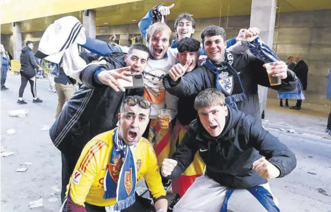  ?? MANOLO NEBOT / MEDITERRÁN­EO ?? Aficionado­s zaragocist­as disfrutan en Villarreal del ambiente previo al encuentro disputado el pasado sábado en La Cerámica.