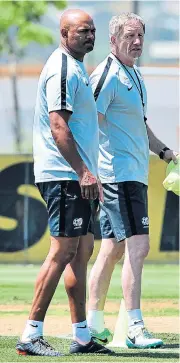  ?? /Samuel Shivambu/BackpagePi­x ?? Working out a plan: Stuart Baxter, right, with his stand-in assistant Shaun Bartlett at a Bafana training session ahead of Saturday’s qualifier against Seychelles.