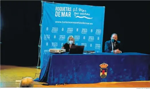  ?? DIARIO DE ALMERÍA ?? Miriam Fernández y Francisco Barrionuev­o, en la primera reunión de la temporada 2021 del Ente Gestor de Playas del Ayuntamien­to de Roquetas de Mar.