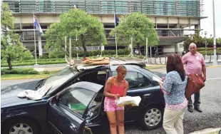  ?? ARCHIVO/LISTÍN DIARIO ?? Arreglo. La doctora Milanesia Romero Arias cuando pernoctaba en un carro frente a la Suprema Corte.