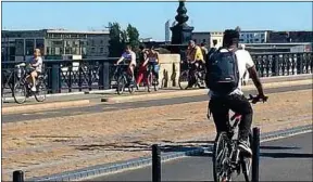  ??  ?? Le pont de Pierre est désormais interdits aux véhicules motorisés.