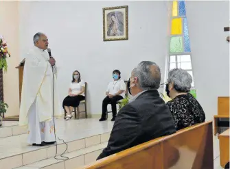  ??  ?? Con un reducido número de personas se llevarán a cabo los sacramento­s. /JAVIER CRUZ