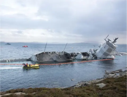  ?? Foto: Terje Pedersen, NTB ?? KNM Helge Ingstad i Øygarden etter at fartøyet kolliderte med et tankskip og fikk store skader.