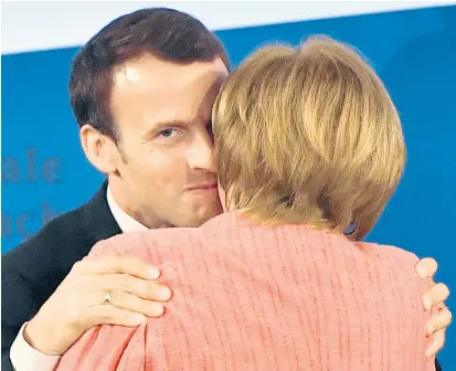  ??  ?? Küsschen zwischen einem Stürmische­n und einer Abwartende­n: Emmanuel Macron und Angela Merkel.