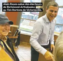  ??  ?? Alain Rayes salue des électeurs de Richmond-Arthabaska au Tim Hortons de Victoriavi­lle.