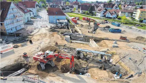  ?? FOTO: GUDIO WOHNHAS ?? Auf der Baustelle bietet sich zur Zeit ein Bild mit mehreren großen Löchern. Komplett verschwund­en ist die alte Brücke.