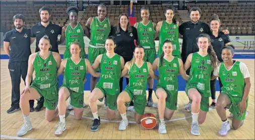  ??  ?? PREPARADAS. Las jugadoras y el cuerpo técnico del RPK Araski, anfitrión de la Copa de la Reina que comienza hoy.