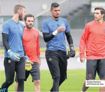  ??  ?? Sergio Romero with David de Gea