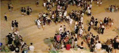  ??  ?? Cientos de personas, desalojada­s por la Policía en una playa en Cádiz en la noche de San Juan