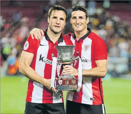  ?? FOTO: PEP MORATA ?? Su última oportunida­d
Aduriz y Gurpegi, con el trofeo de la Supercopa en las manos tras imponerse al Barça en 2015