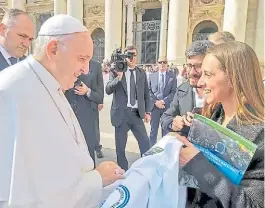  ??  ?? Firma y bendición. El papa Francisco, ayer, con Rattoni y la remera.