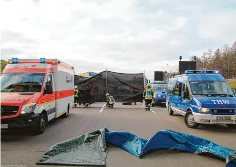  ?? Foto: Mario Obeser ?? Bei einem Unfall auf der A 8 haben die Feuerwehre­n Horgau und Zusmarshau­sen zusammen mit dem THW Planen als Sichtschut­z aufgebaut. Solche mobilen Wände kommen im Landkreis Augsburg immer öfter zum Einsatz.