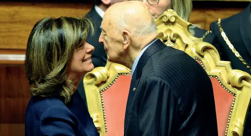  ??  ?? Alla guida di Palazzo Madama Maria Elisabetta Alberti Casellati con il presidente emerito della Repubblica Giorgio Napolitano