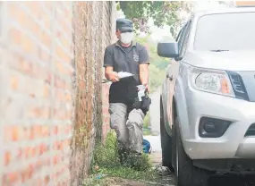  ??  ?? LA VERSIÓN POLICIAL ES QUE UN GRUPO DE PANDILLERO­S INTERCEPTÓ A LA PAREJA QUE HABÍA LLEGADO A LA ZONA A VISITAR A UNOS PARIENTES PARA DESPUÉS MADRUGAR E IR AL HOSPITAL.