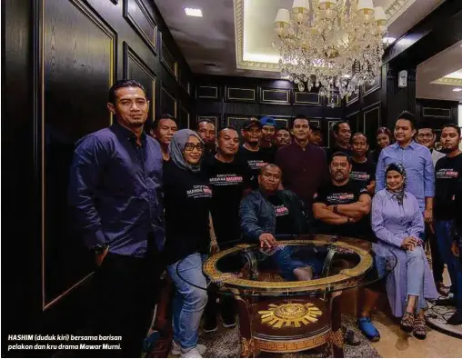  ??  ?? HASHIM (duduk kiri) bersama barisan pelakon dan kru drama Mawar Murni.