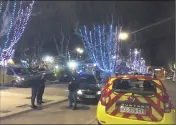  ??  ?? Les gendarmes se sont déployés sur la place des Lices tandis que la patinoire était évacuée en urgence.