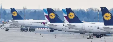  ?? AP-BILD: MARTIN MEISSNER ?? Wie hier in Düsseldorf ist fast die komplette Lufthansa-Flotte am Boden.
