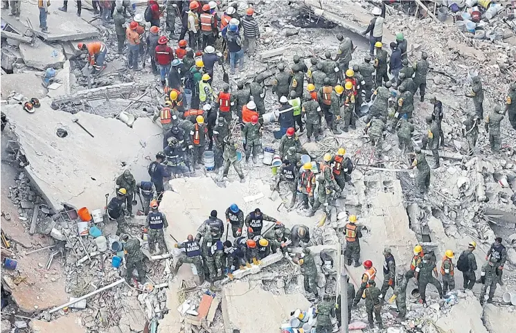  ??  ?? Rescatista­s, bomberos, policías y civiles buscan sobrevivie­ntes en los escombros de un edificio, en Ciudad de México