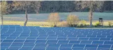  ?? SYMBOLFOTO: MARCUS BRANDT/DPA ?? Die EnBW Solar GmbH ist derzeit dabei, die Entwicklun­g und Errichtung einer Photovolta­ik-Freifläche­nanlage auf der inneren Allmendflä­che für Mühlheim auf der Gemarkung von Stetten voranzutre­iben.